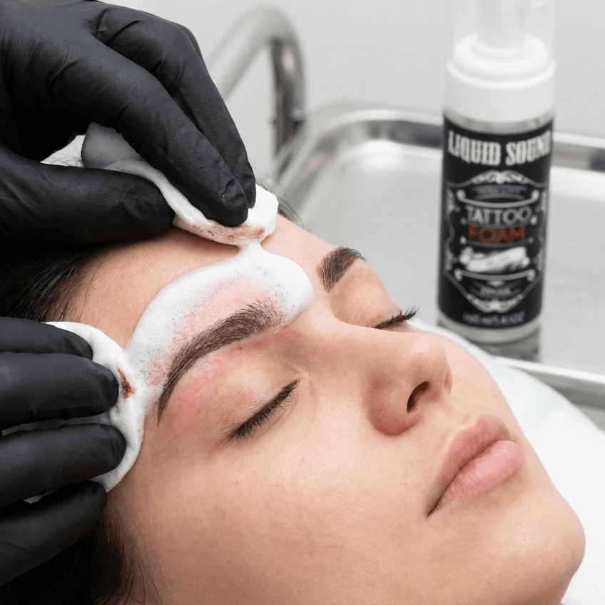 Limpieza de la zona de las cejas con Tattoo Foam de Liquid Sound